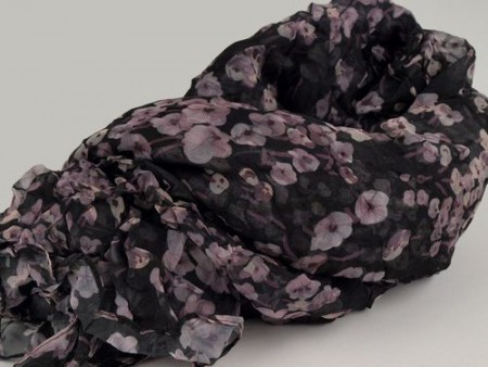 3, Šatka 140 X 140 cm stlačená kvietkovaná čierna